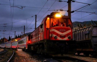 Tren vagonuna çıkan gence elektrik çarptı