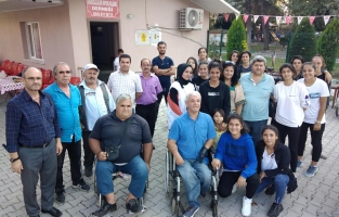 Kadın futbolculardan engelliler spor kulüplerine ziyaret