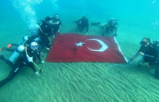 Su altında Mehmetçiğe selam gönderdiler