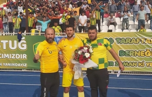 Maç öncesi kaptana çiçek verdiler şikayet edildiler!