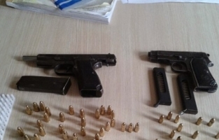 Polis uygulamasında iki ruhsatsız tabanca bulundu