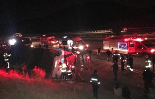 Osmaniye'de yolcu otobüsü devrildi: 25 yaralı