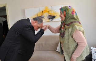 Vali Coşkun'dan Şehit Öğretmen Yasemin Tekin'in annesine ziyaret