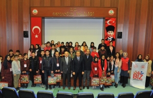 Bayburt'tan Osmaniye'ye gelen öğrenciler Vali Coşkun'u ziyaret etti