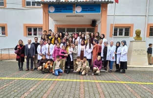 Hemşire adaylarından köy okuluna ziyaret