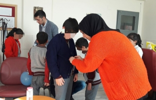 OKÜ'lü gençlerden köy okuluna kırtasiye ve kıyafet yardımı