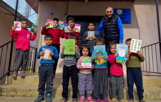 Fotoğraf sanatçılarından köy okullarına kitap yardımı