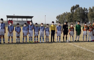 Sineğe dikkat çekmek için sahaya maske ile çıktılar