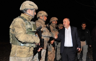 Vali Coşkun, yılbaşı akşamı görev başındaki güvenlik güçlerini ziyaret etti