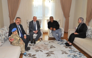 Vali Coşkun engelli vatandaşları evlerinde ziyaret etti