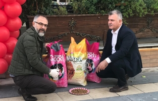 Sokak hayvanları için bir çok noktaya mama ve yiyecek bırakıldı