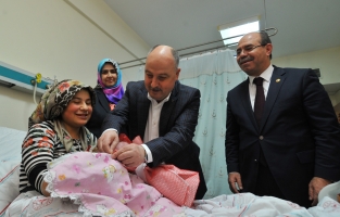 Vali Coşkun'dan yeni yılın ilk bebeğine ve hastalara ziyaret