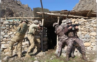 DEAŞ operasyonunda gözaltına alınan 8 Suriyeli'den 2'si tutuklandı