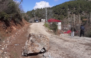 Yola kaya düştü, köy yolu ulaşıma kapandı