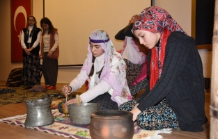 Kursiyerlerin 'Vatan İçin Tek Yürek' tiyatro oyunu büyük ilgi gördü