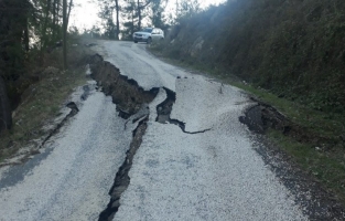 Osmaniye'de heyelan! Çöken yol trafiğe kapandı