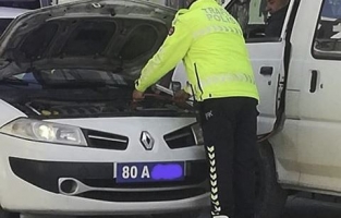 Ekip aracının aküsüyle yolda kalan vatandaşın aracını şarj eden polislere teşekkür