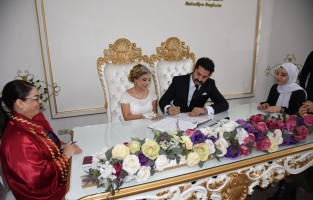 14 Şubat'ta nikah kıydıran 18 çifte Belediyeden sürpriz