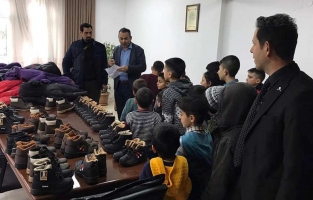 Yüz öğrenciye bot ve mont yardımı yapıldı