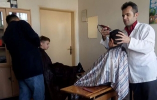 Kursiyerler, öğrencilerin saç tıraşlarını yapıyor