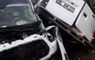 Öğrenci ve işçi servisi çarpıştı: 20 yaralı