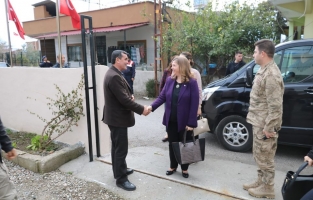 Vali ve komutan eşlerinden şehit ailelerine ziyaret