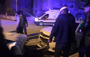 Park halindeki araca çarptı: 2 yaralı