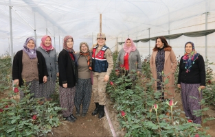 Jandarma'dan kadın çiftçilere ziyaret