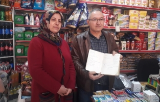 Mahallenin bakkal borçlarını ödeyip, yardım yapılması için para verdiler