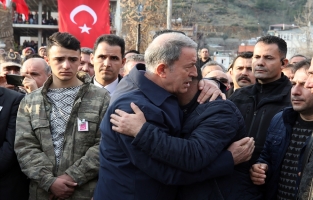 Şehit babası, Bakan Akar'a 'Beni de askere alın' dedi