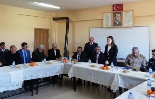 Kadın kaymakam köylülerin sorunlarını dinledi