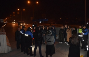 Üniversiteli kız öğrencilerden gece nöbetindeki polislere ziyaret