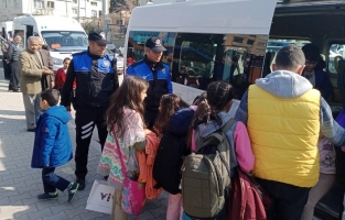 Polis ekipleri, okul servislerinde bilgilendirme yaptı