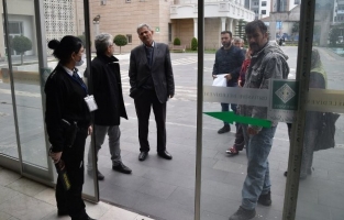 Belediyeye gelen vatandaşlar kontrollü şekilde içeri alınıyor