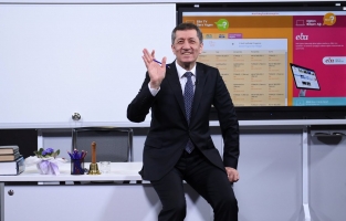 'Uzaktan Eğitim' Bakan Selçuk'un verdiği dersle başladı