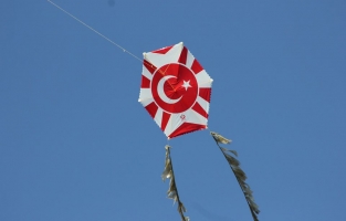 Uçurtmalarla 'evde kal' mesajı verdiler