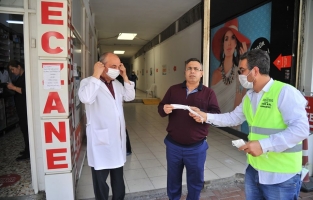 Vefa Sosyal Destek Gurubu vatandaşlara maske dağıttı