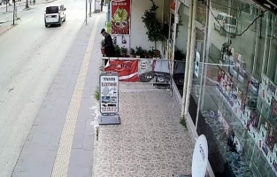 Çiçek hırsızlığını güvenlik kamerası kaydetti