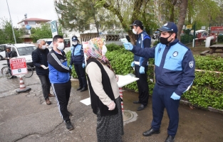 Semt pazarında vatandaşların ateşi ölçüldü maske dağıtıldı