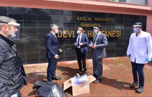 Gençlerin ürettiği siper maskeler sağlık çalışanlarına teslim edildi