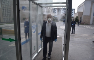 Osmaniye Belediyesi girişine dezenfekte kabini yerleştirildi