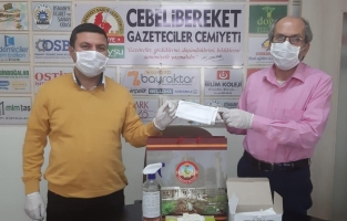 Vali Coşkun'dan basın mensuplarına maske ve eldiven desteği