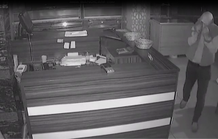 Bone ve maske takan hırsız yakalanmaktan kurtulamadı