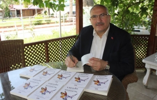 Suat Önal, Litvanyalı vekille şiir kitabı çıkardı