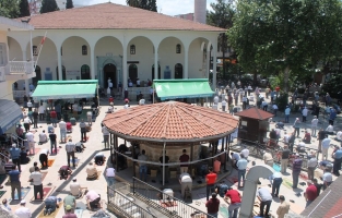 Camiler, 74 gün sonra cuma namazıyla birlikte tekrar ibadete açıldı