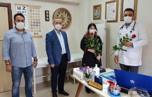 Koronavirüsle mücadele eden sağlık çalışanlarına gül dağıttılar