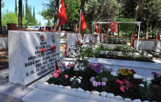 Vali Coşkun ve protokol mensupları şehitliği ziyaret etti