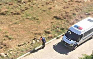 Rüzgarda düşen şanlı bayrağımızı Polisimiz kaldırdı