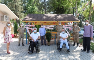 Engelli derneğinin kamelya ihtiyacını komutanlar karşıladı