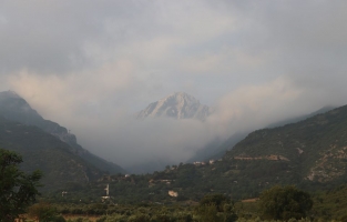 Kayalıklardan düşen dağcı hayatını kaybetti